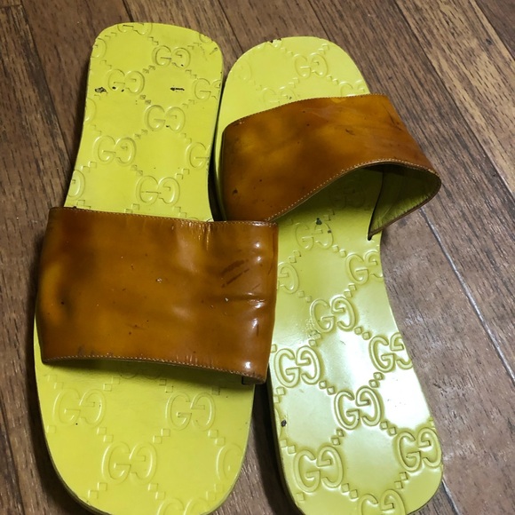 Gucci Monogram yellow patent Leather -Slide Sandals size 8 - Picture 4 of 6